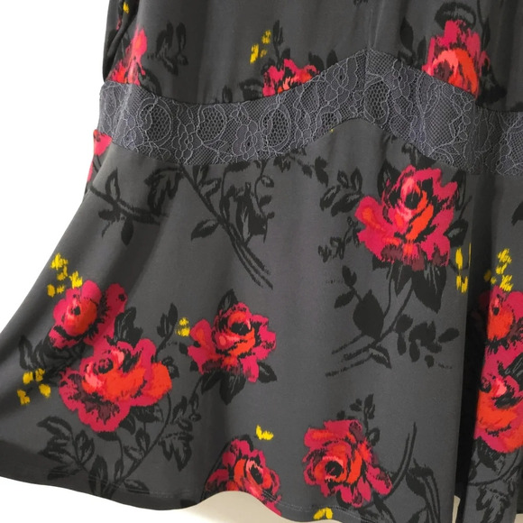 TORRID Studio Knit Lace Inset Short Flutter Sleeve Peplum Top, Dark Floral, 1 1X - Picture 4 of 16